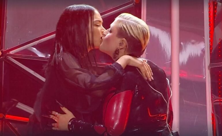  Elodie scatenata: look aggressivo, trasparenze sexy e bacio con Big Mama a Sanremo