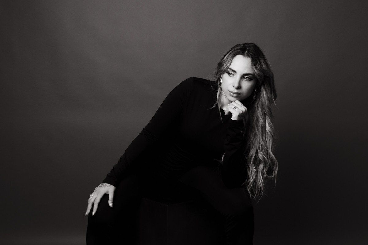 Julia Coco, una voce che danza tra musica e verità