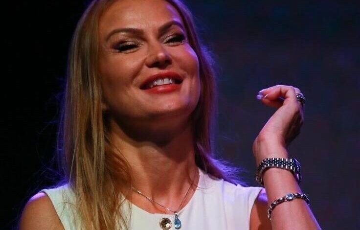 Eva Henger sceglie un set al femminile per La brava ragazza