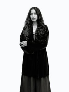 SARA VALLE OK aperta ph Press