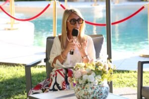 Emanuela Tittocchia protagonista al debutto di Villa Emerald.