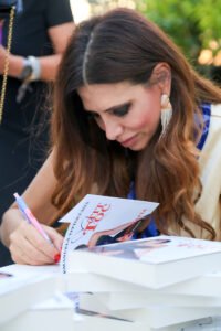 Emanuela Tittocchia protagonista al debutto di Villa Emerald.
